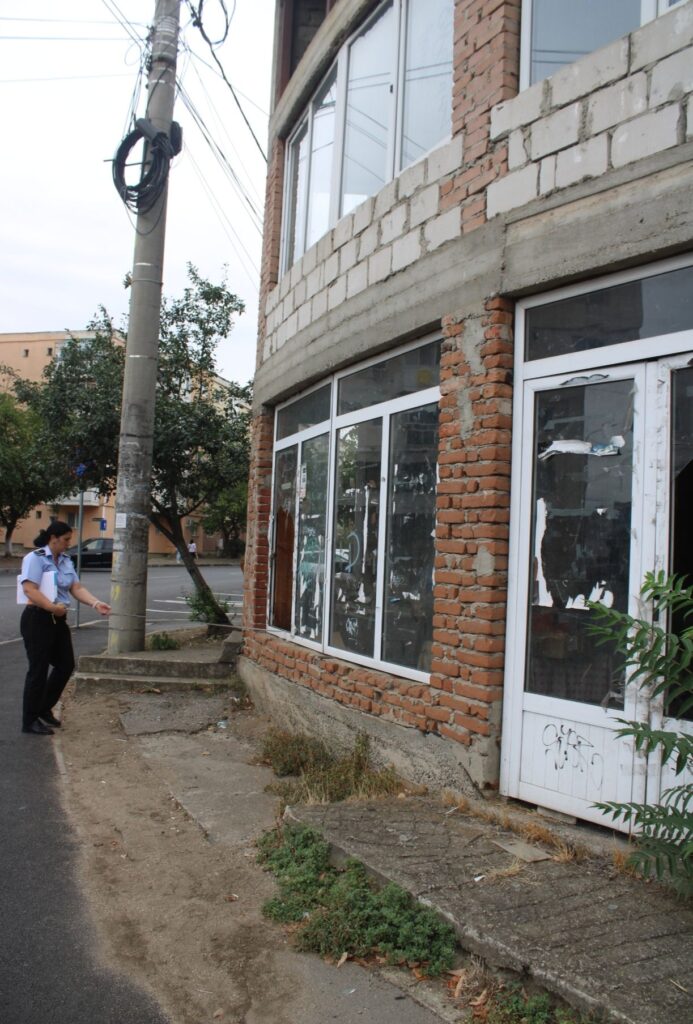 Amenzi aplicate de polițiștii locali proprietarilor unui imobil abandonat din Târgu Jiu, care a devenit adăpost pentru oamenii străzii