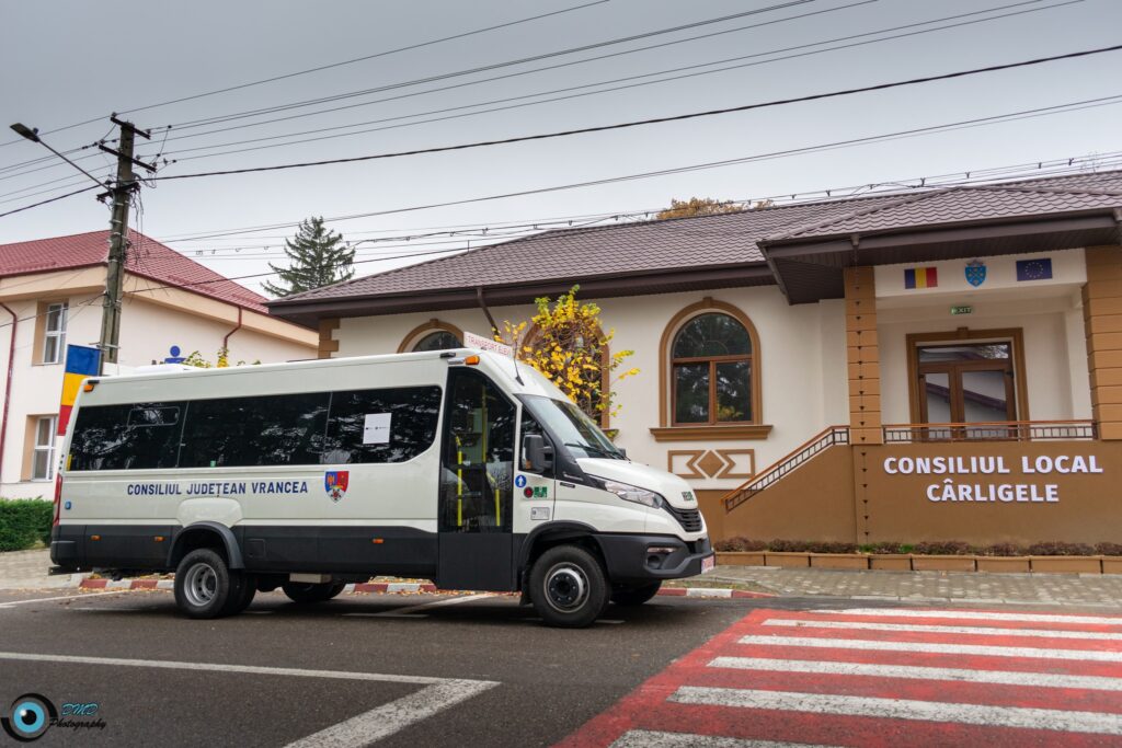 FOTO! Primarii localităților vrâncene, mulțumiți de microbuzele de la Consiliul Județean